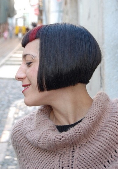 fryzury krótkie, zdjęcie z bokiem boba z czerwonym pasemkiem na grzywce, uczesanie damskie zdjęcie numer 171